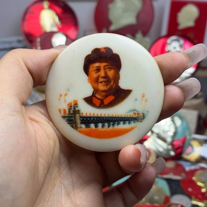 民***强爷爷像章一枚品相如图