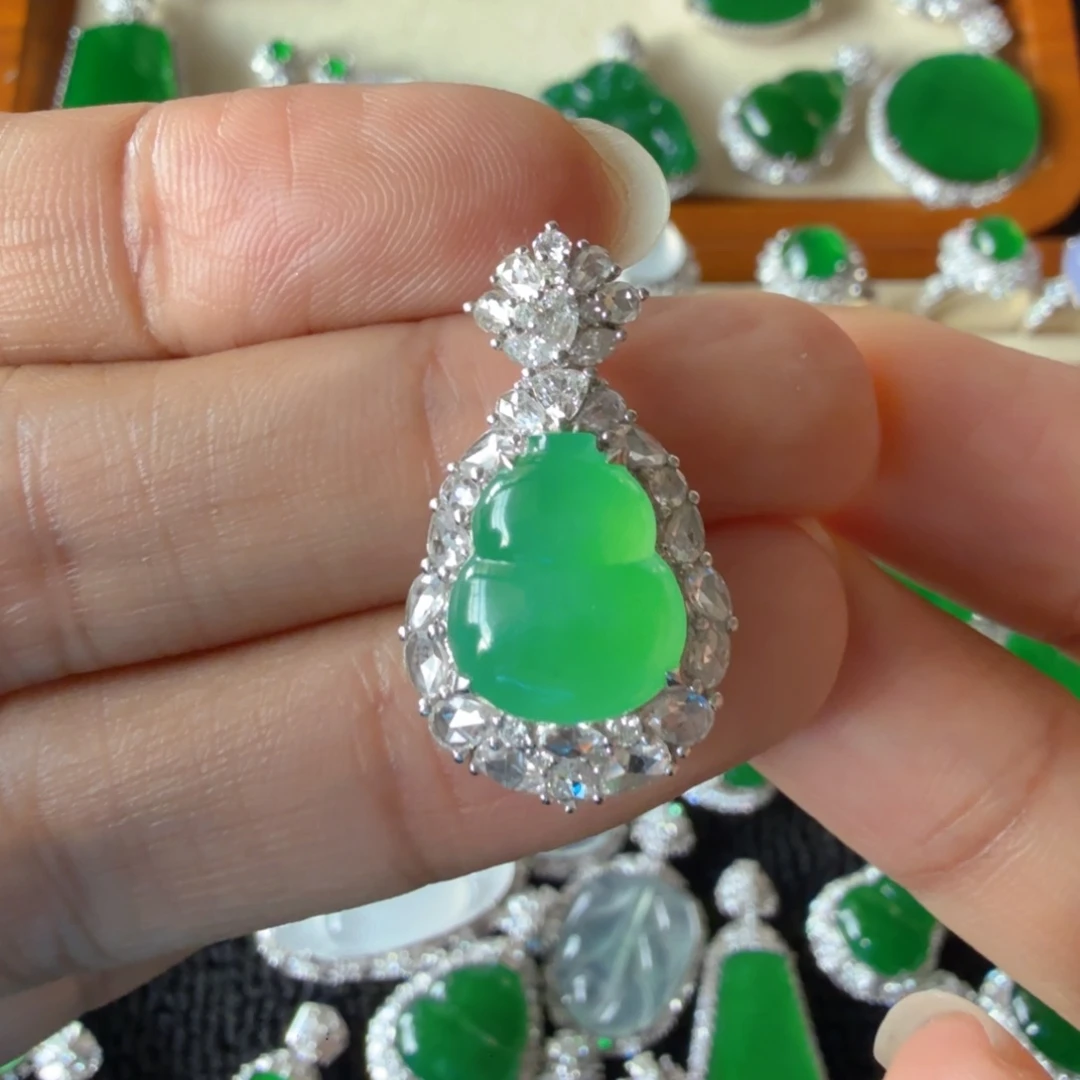 翡翠18K金镶嵌颈饰吊坠