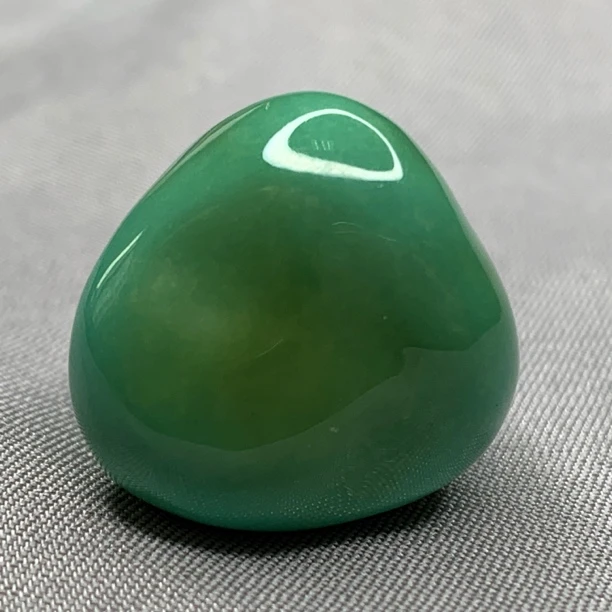 原矿绿松石菜籽绿玉化料随行，尺寸18.2x18.1x15.9mm重9.65克