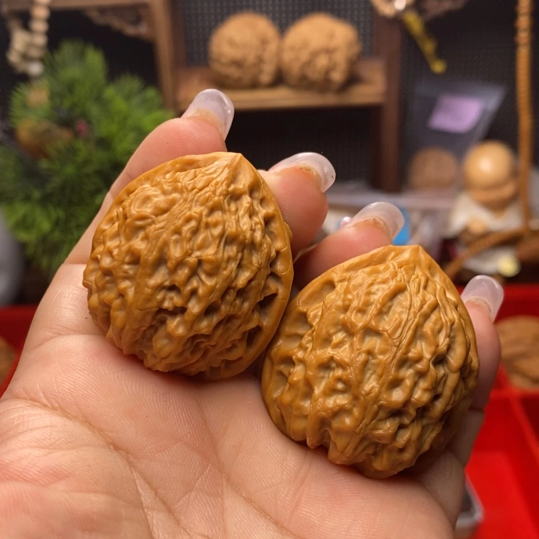 文玩核桃吊坠金牛。边35。 微修。丹