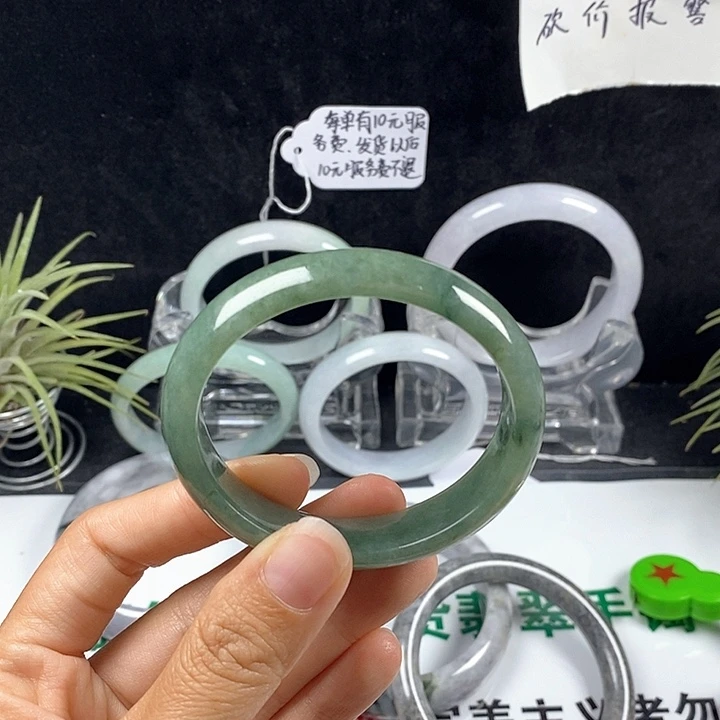 翡翠未镶嵌手镯76圈。 52.6圈贵妃