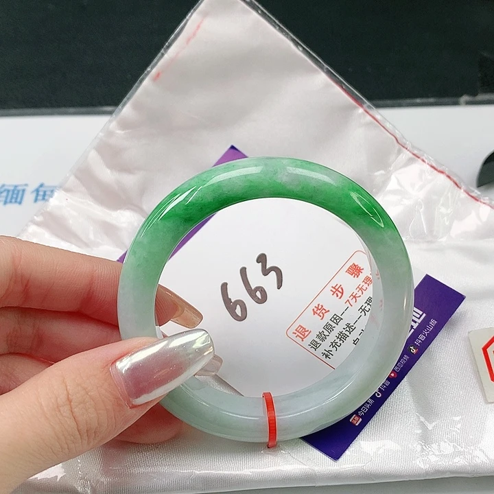 翡翠手镯未镶嵌翡翠手镯