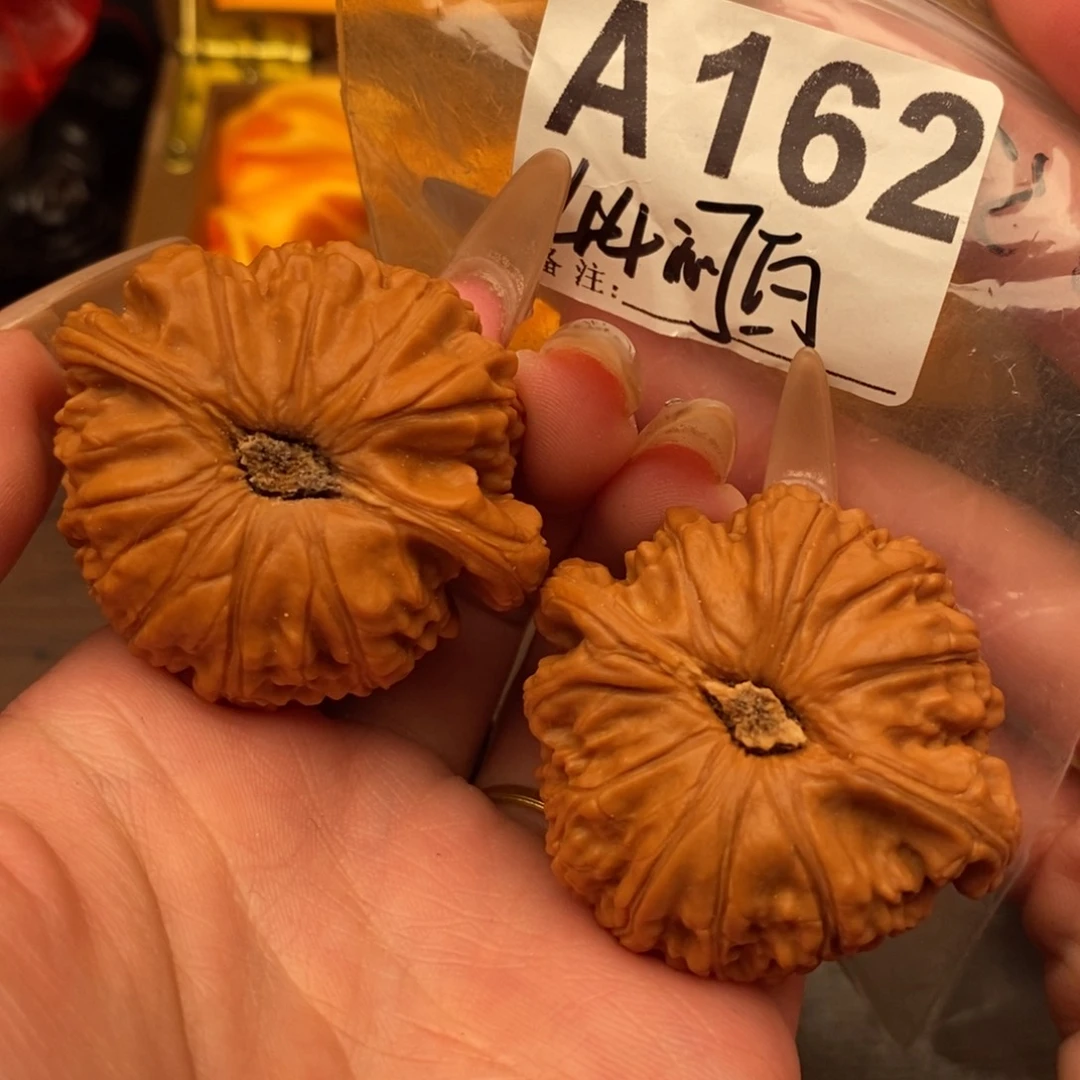 44闷白文玩核桃微修