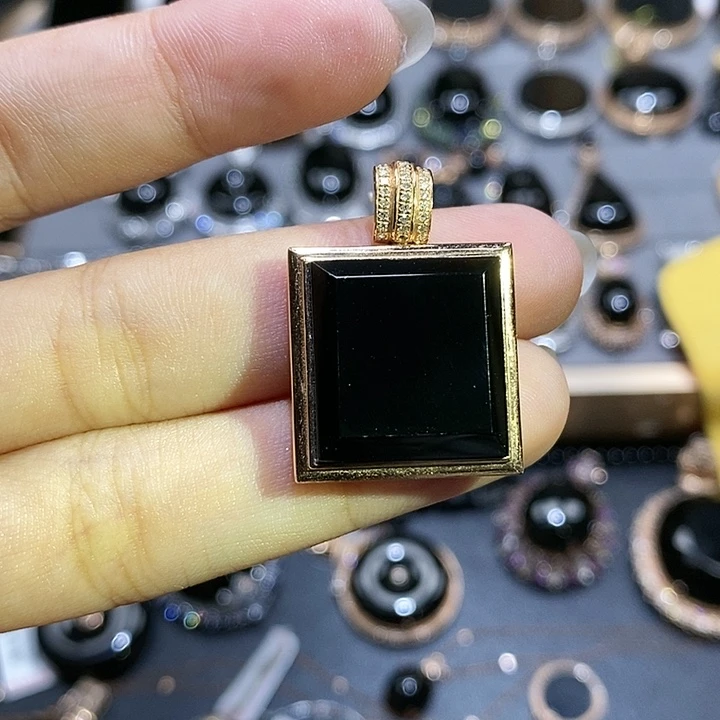 颈饰18K金镶嵌翡翠方牌