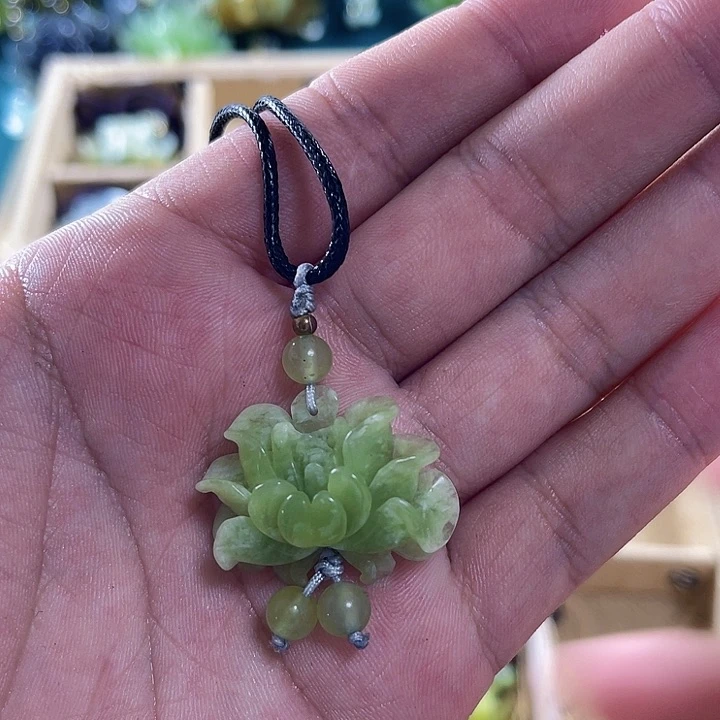 蛇纹石玉未镶嵌颈饰