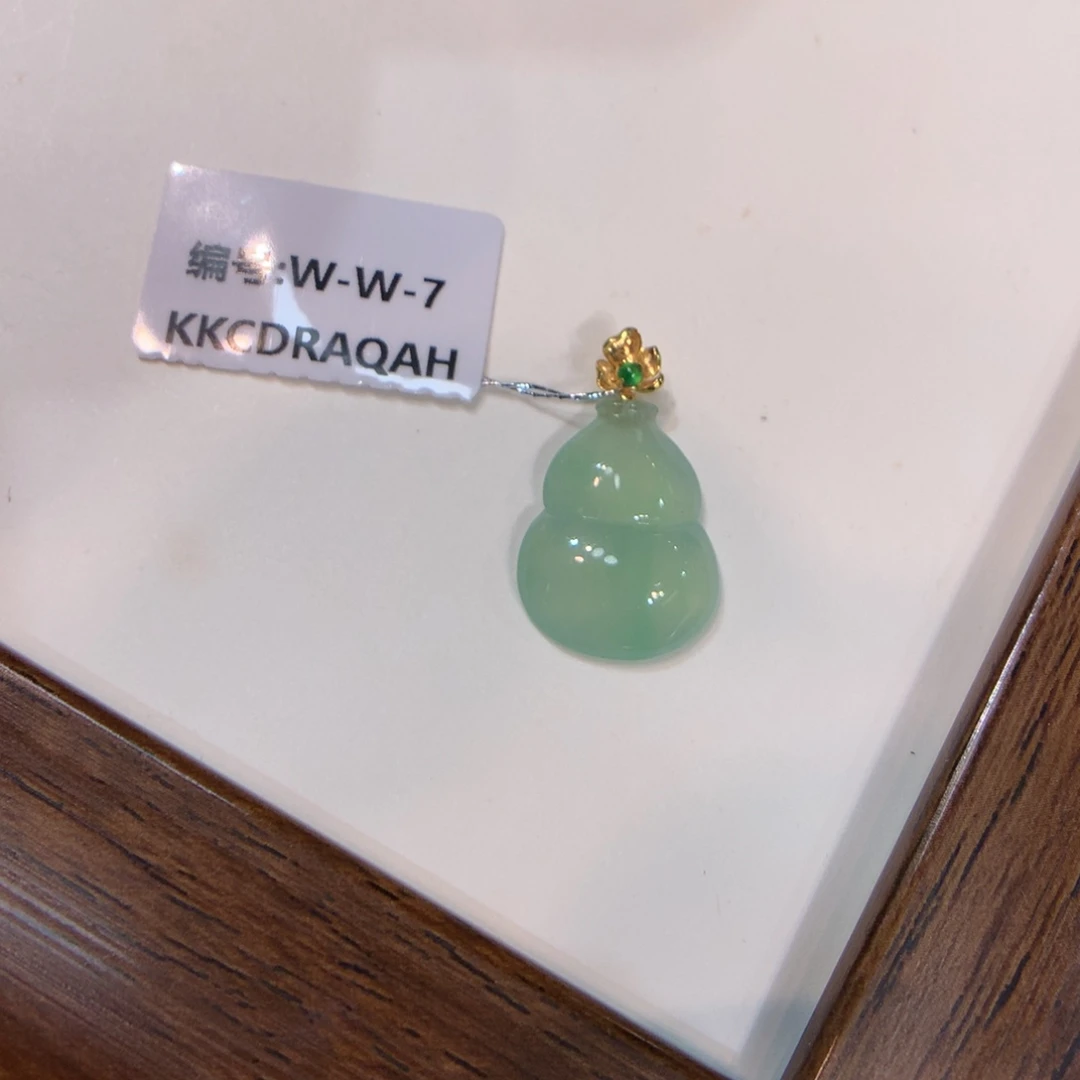 翡翠18K金镶嵌颈饰葫芦