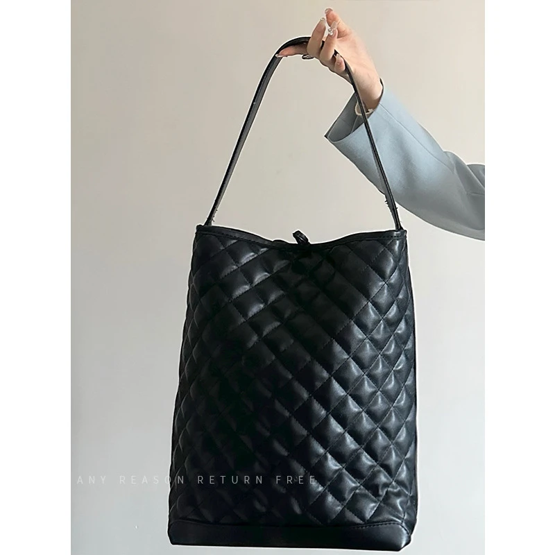 水桶包女2025新款潮流出门便携包时尚学生上女士大容量菱格托特包