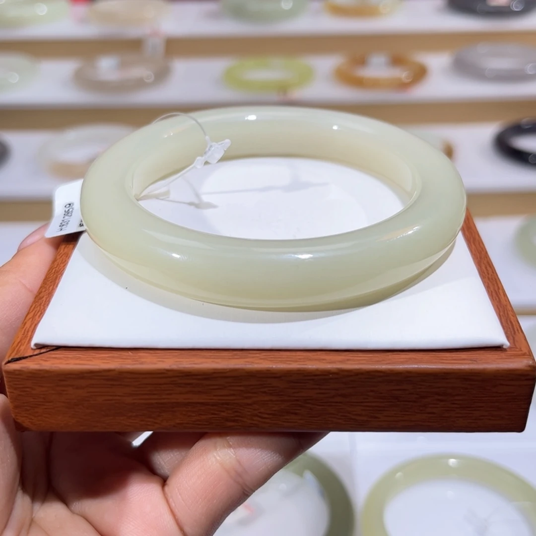 和田玉未镶嵌手镯妮 64圈口