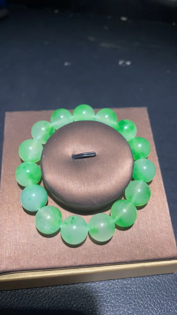 54  卡14飘绿花手链