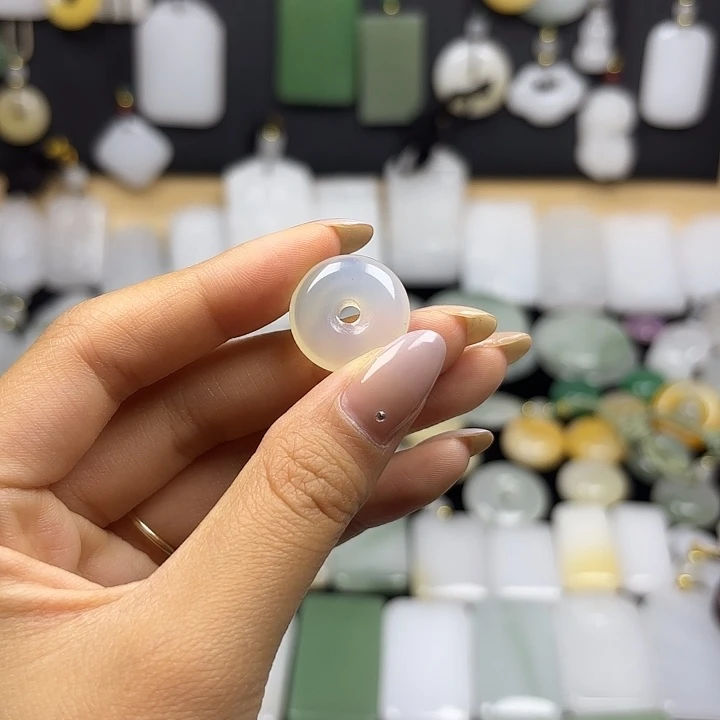 石英质玉未镶嵌颈饰小*周