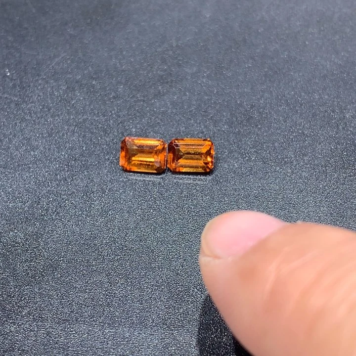 未镶嵌裸石石榴石（芬达石）2.4克拉