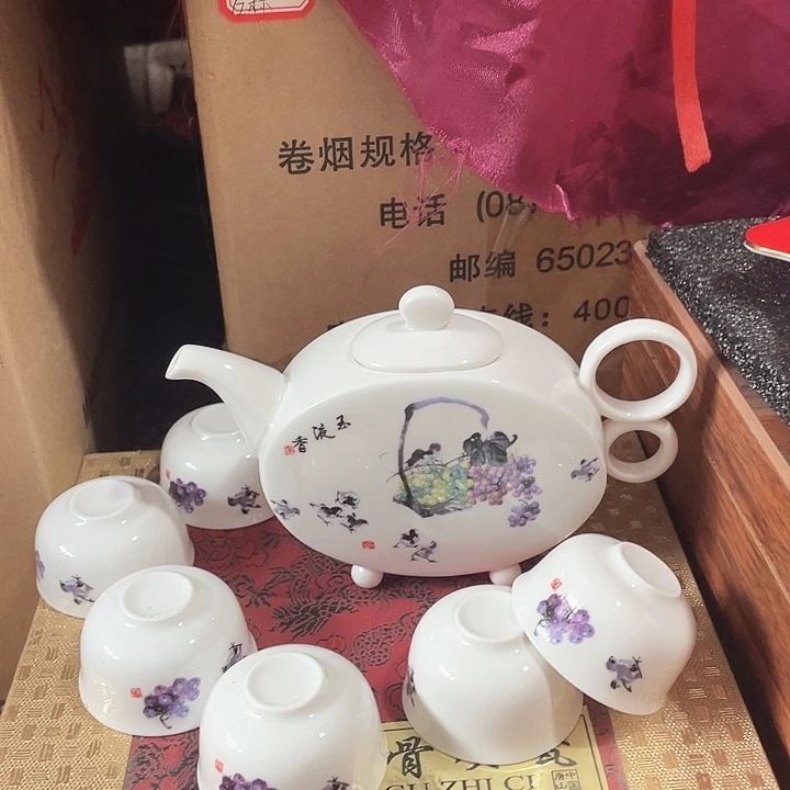 骨质瓷茶具。