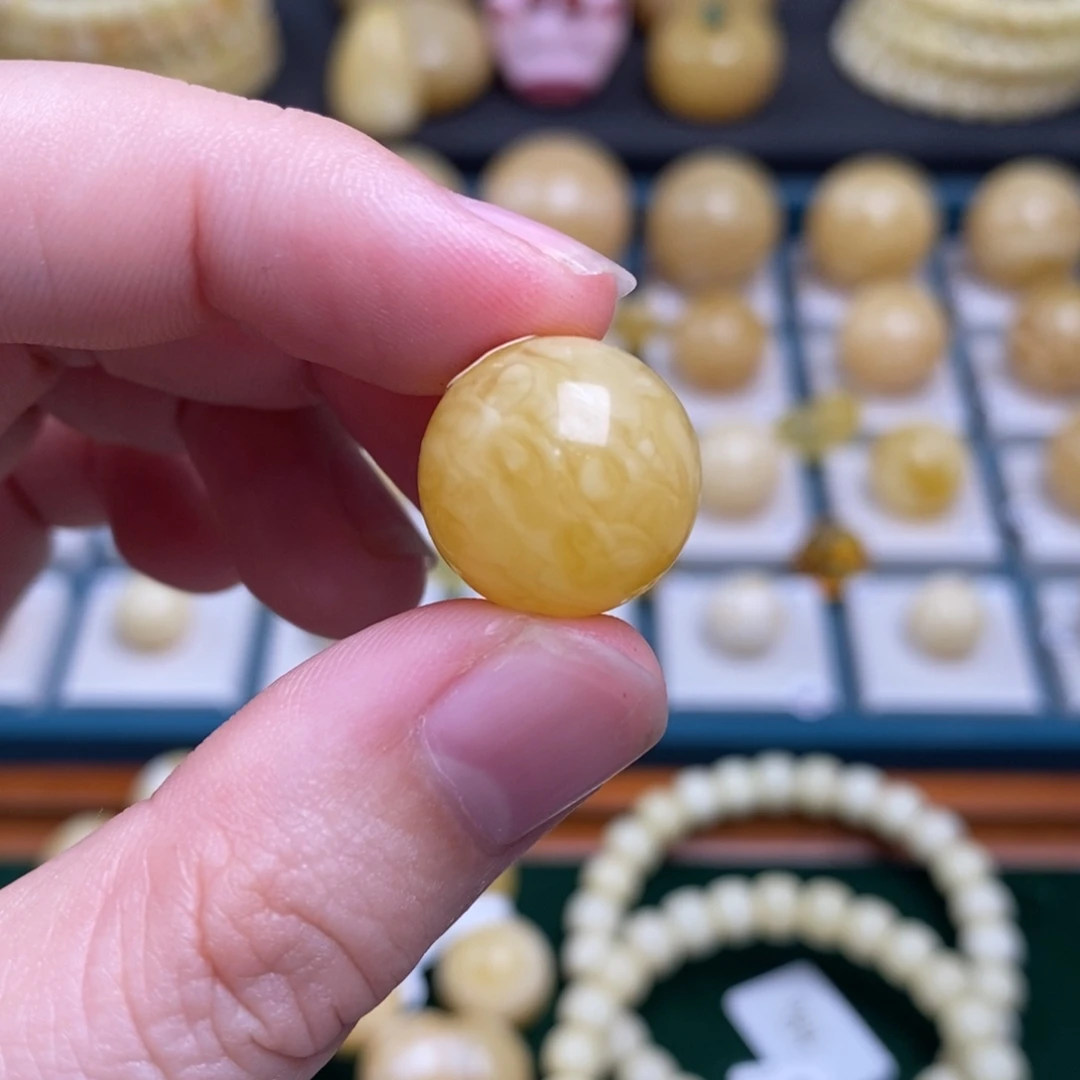 叭***弄蜜蜡未镶嵌珠宝奇石