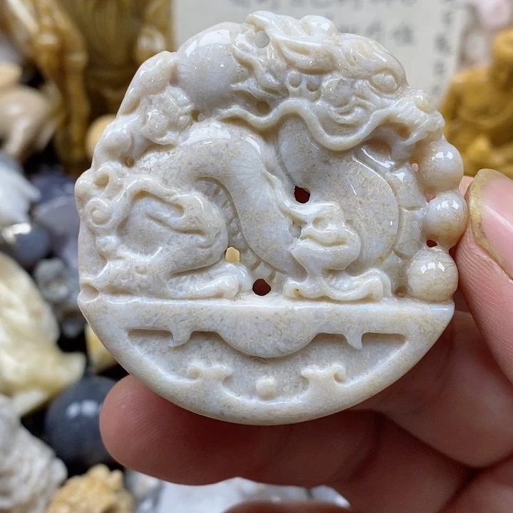 颈饰未镶嵌硅化珊瑚（珊瑚玉）有瑕