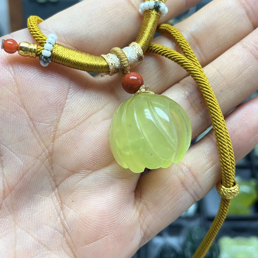 蛇纹石玉未镶嵌颈饰繁**锦