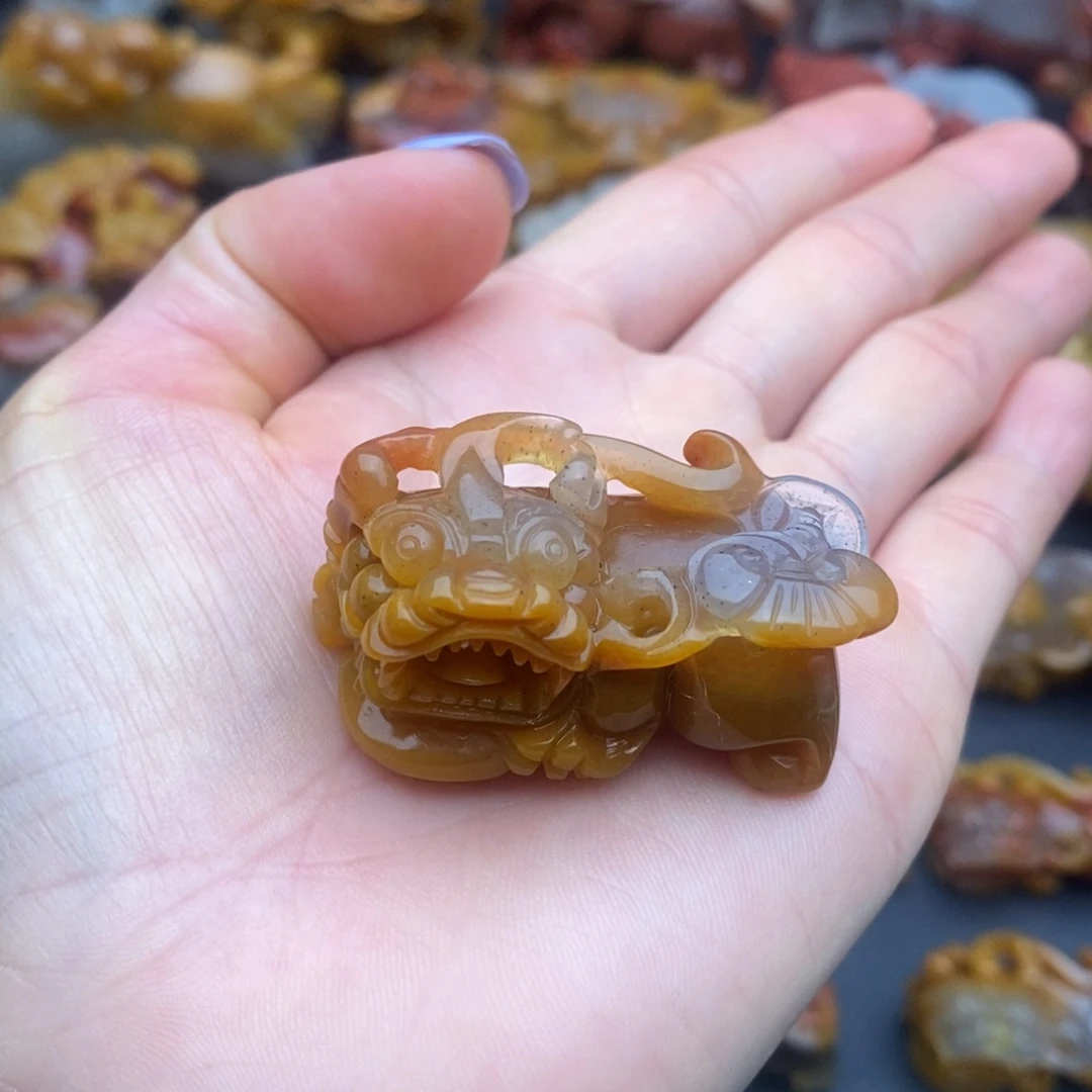 未镶嵌石英质玉（黄龙玉）颈饰