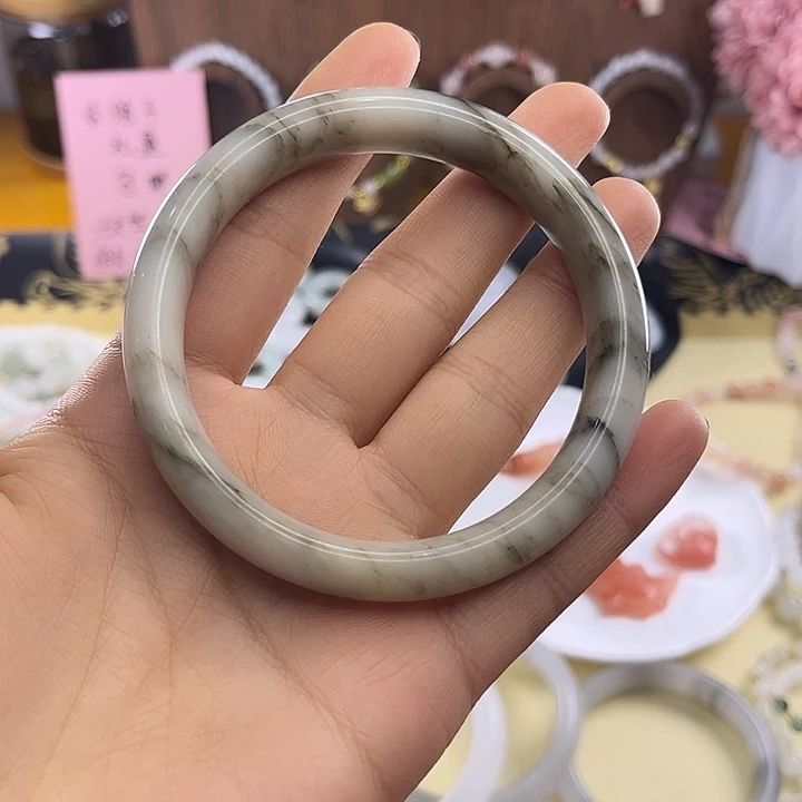 石英质玉未镶嵌颈饰
