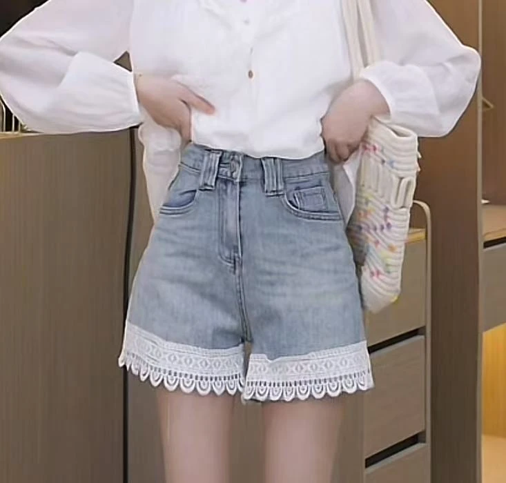 【秀宝女装】复古韩系蕾丝边拼接做旧牛仔短裤XB4526