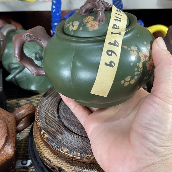 茶壶紫砂原矿泥料手工制作的一把紫砂壶。