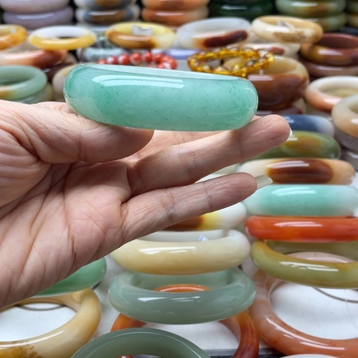 石英岩玉手镯未镶嵌玉*