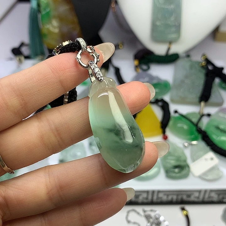 翡翠未镶嵌颈饰源头