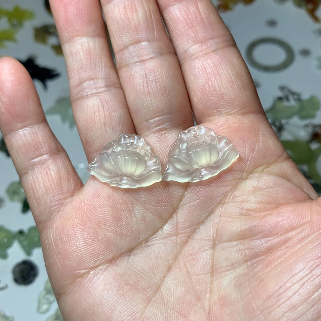 蛇纹石玉耳环未镶嵌?