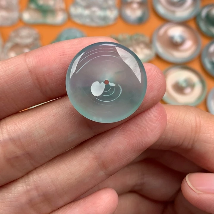 翡翠挂件未镶嵌….