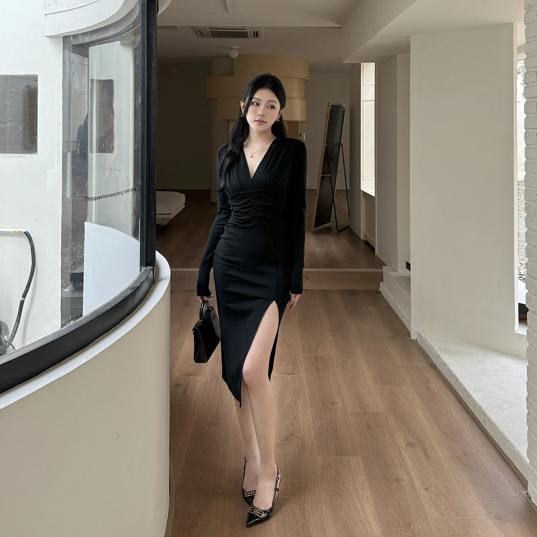 法式黑色V领褶皱长袖连衣裙秋季聚会旅游拍照出片通勤女装包臀裙