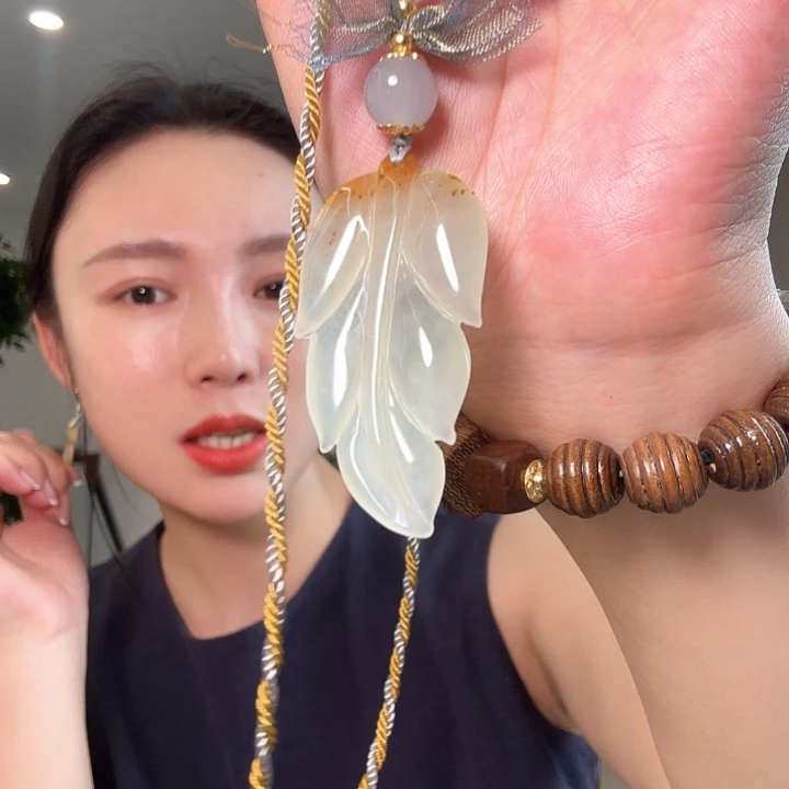 冷***。蛇纹石玉未镶嵌颈饰