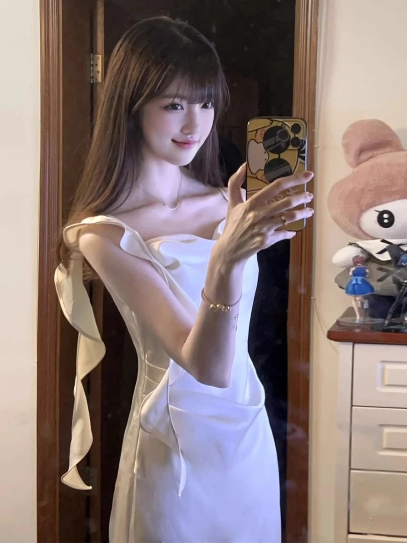 法式缎面吊带连衣裙女夏纯欲高级感气质辣妹修身开叉包臀飘带长裙