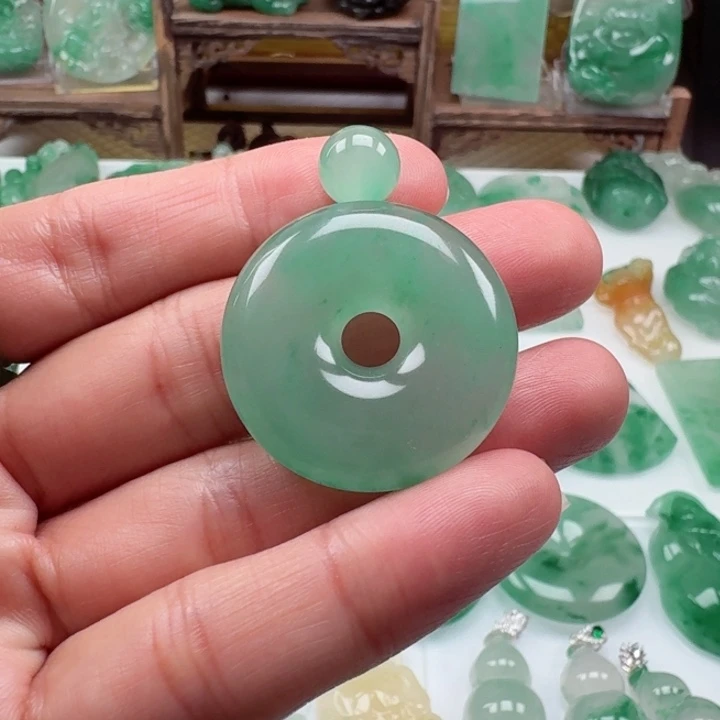 颈饰未镶嵌石英质玉玥**弯