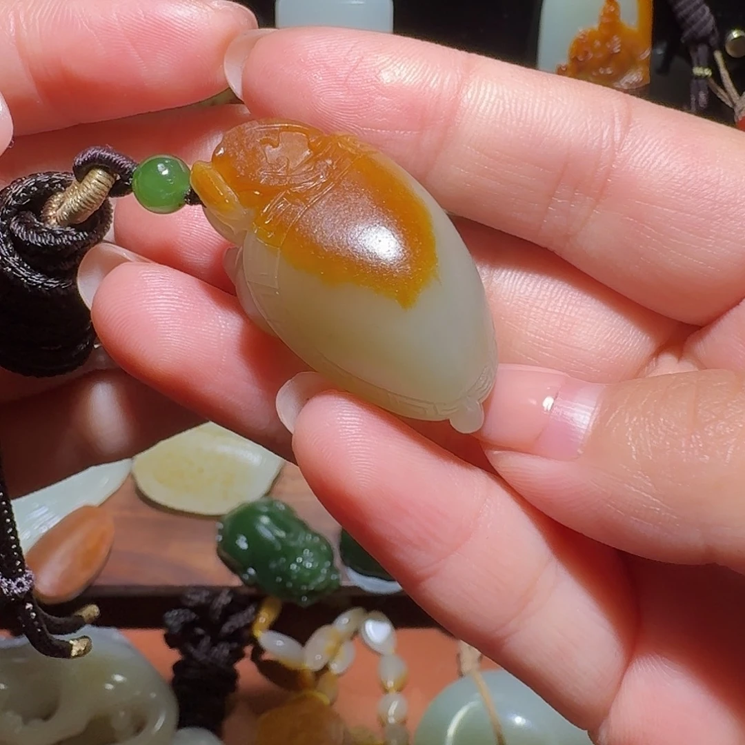 裘***江和田玉未镶嵌挂件