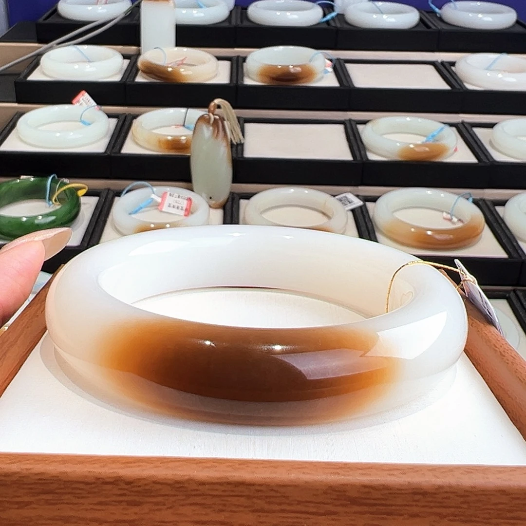 蔷***天和田玉未镶嵌手镯