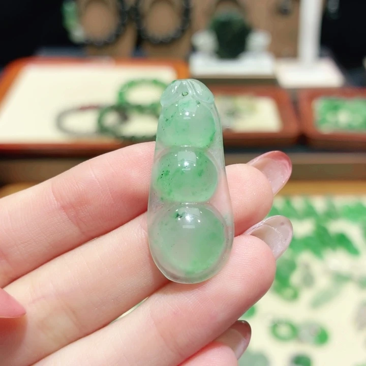 石英质玉（非洲翠）未镶嵌颈饰