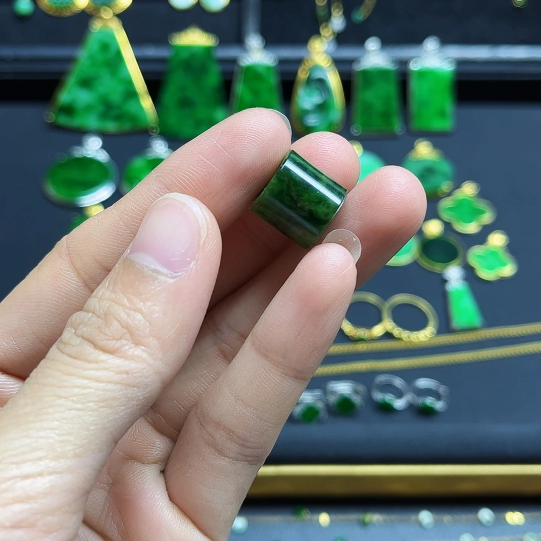 翡翠未镶嵌颈饰有纹裂