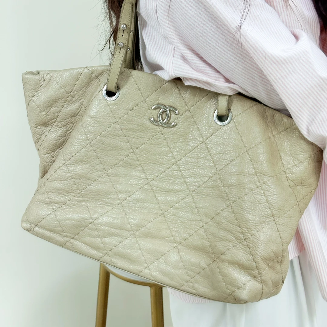 95新 Chanel/香奈儿 奶茶色银扣牛皮托特单肩包 95新