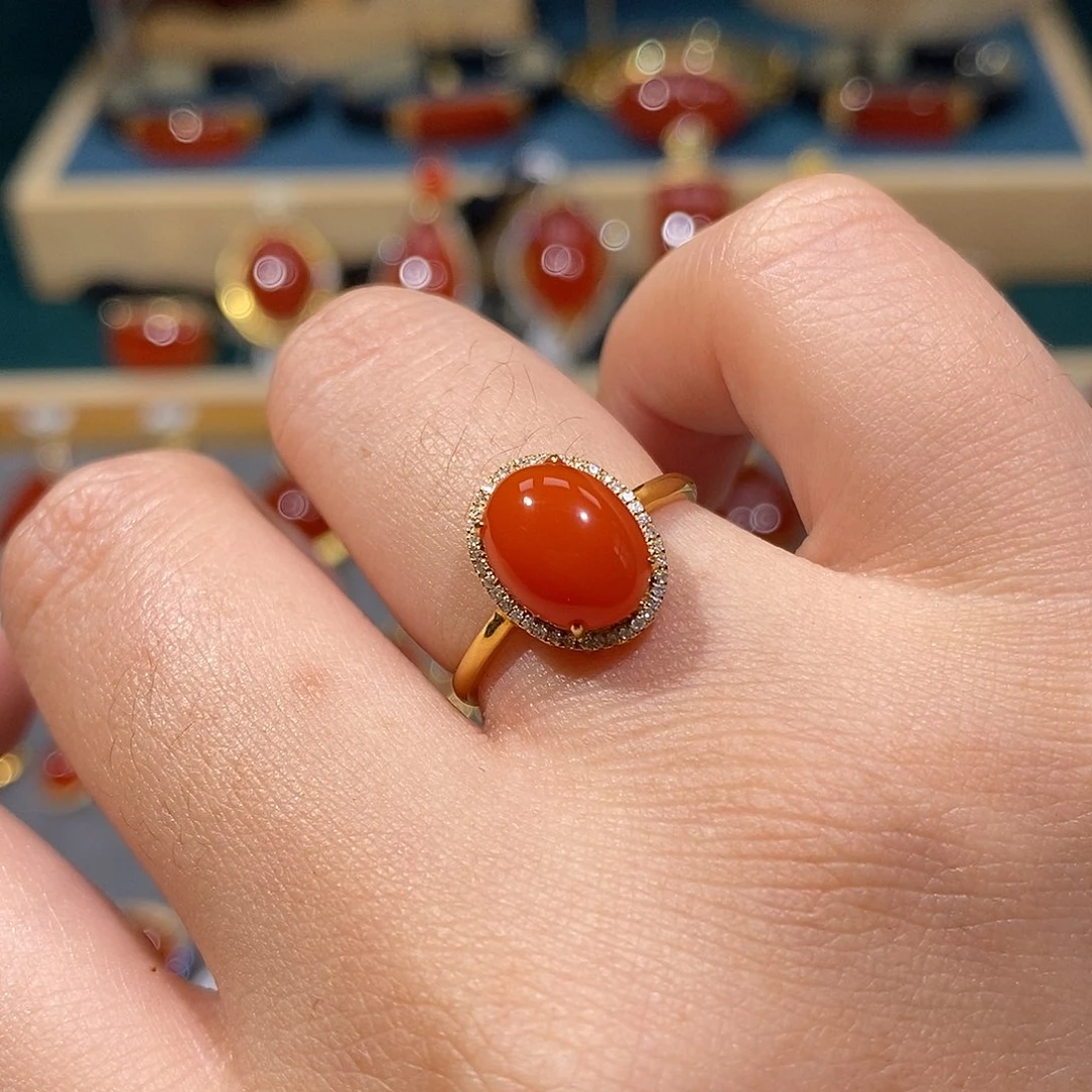 18K金镶嵌南红玛瑙戒指