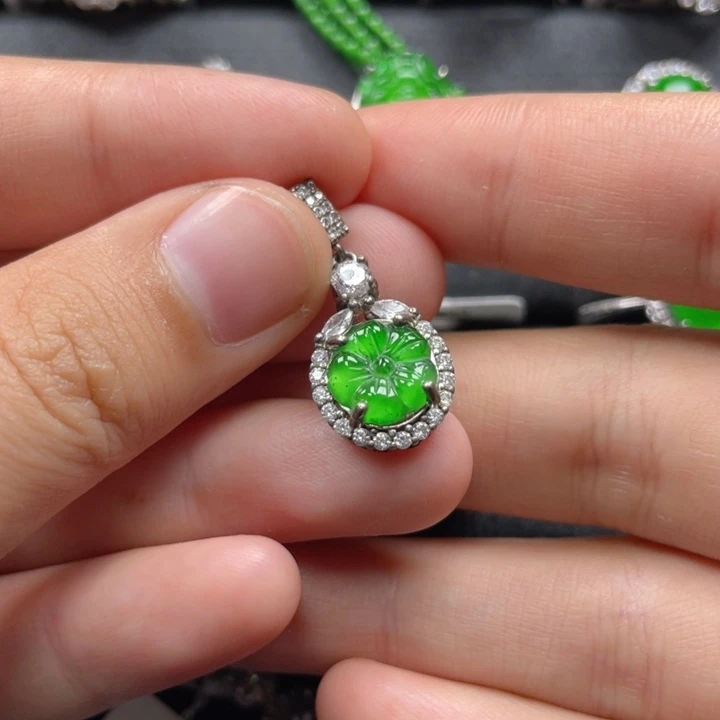 翡翠颈饰银S925镶嵌吊坠