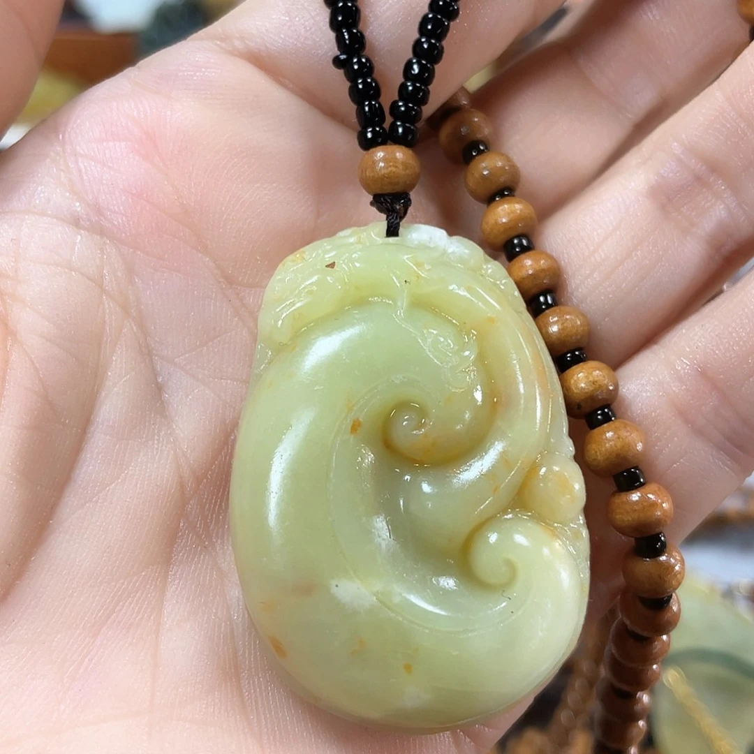 蛇纹石玉颈饰未镶嵌