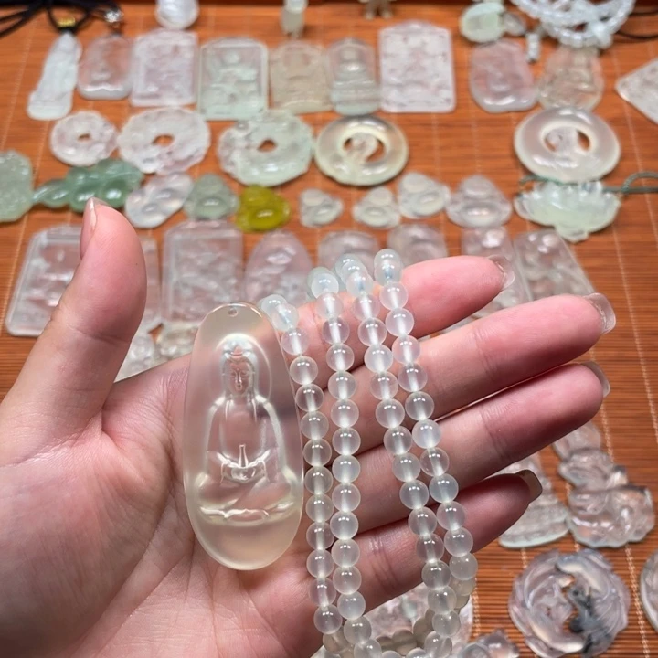 王***_未镶嵌蛇纹石玉颈饰