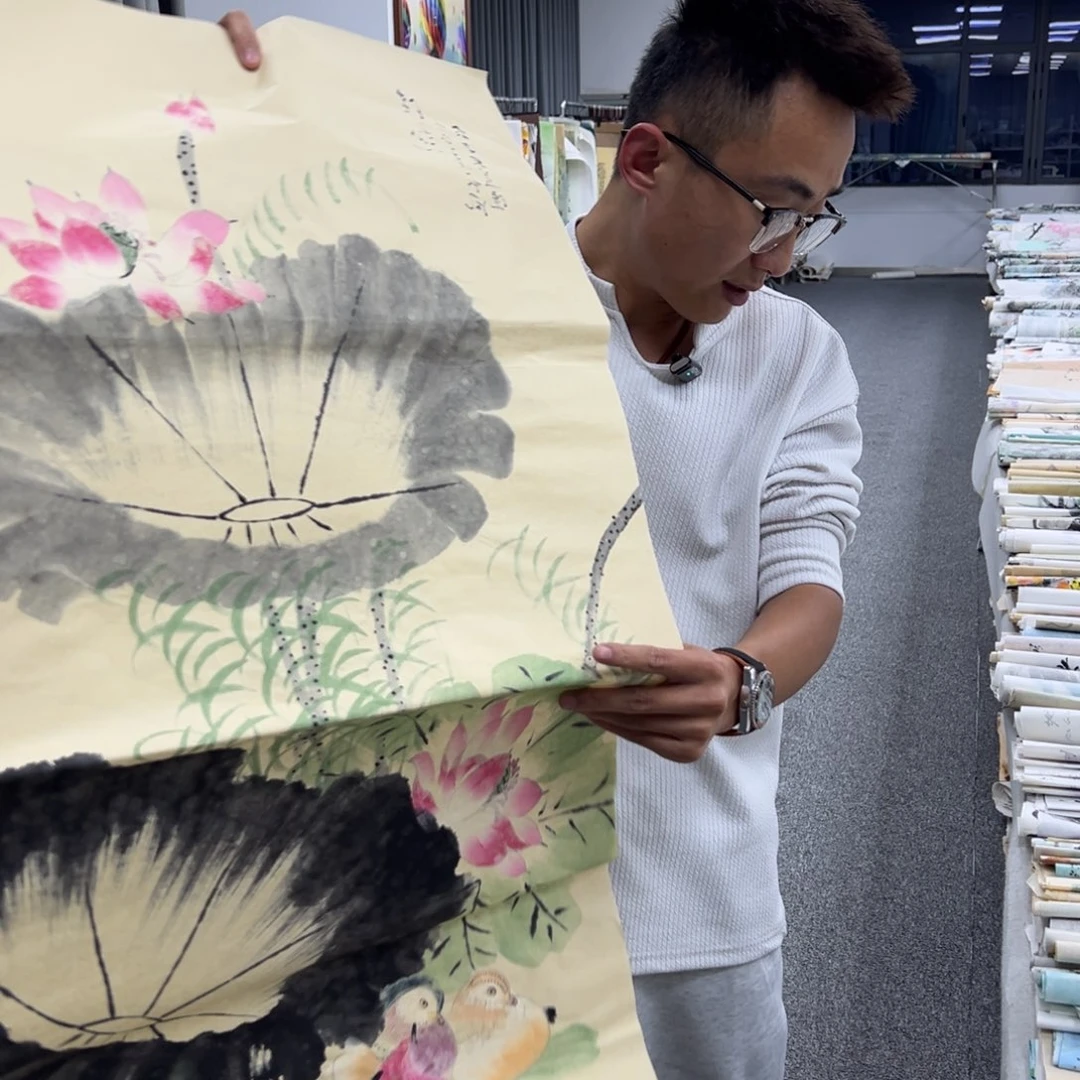 国画卖字画的小男孩