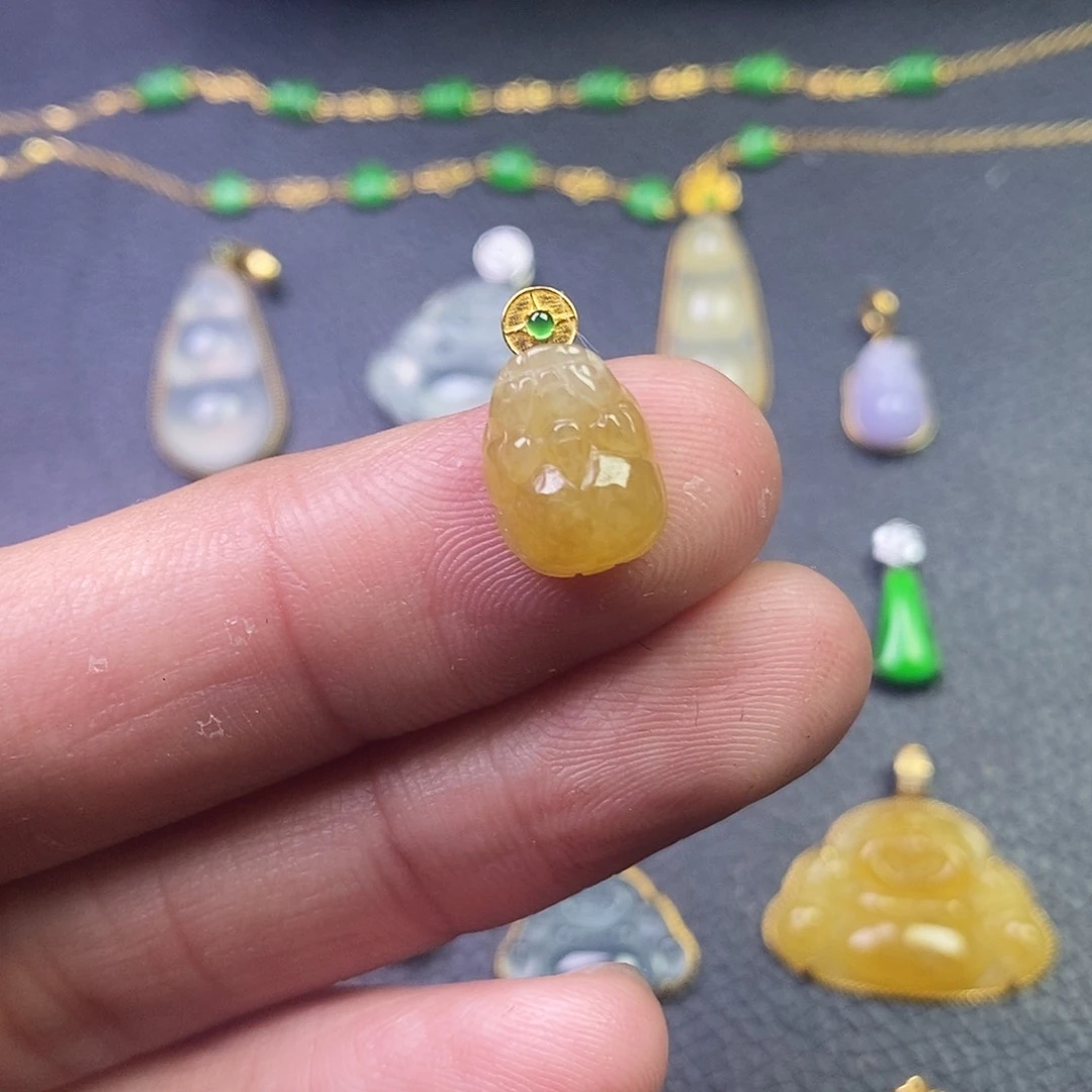 颈饰18K金镶嵌翡翠