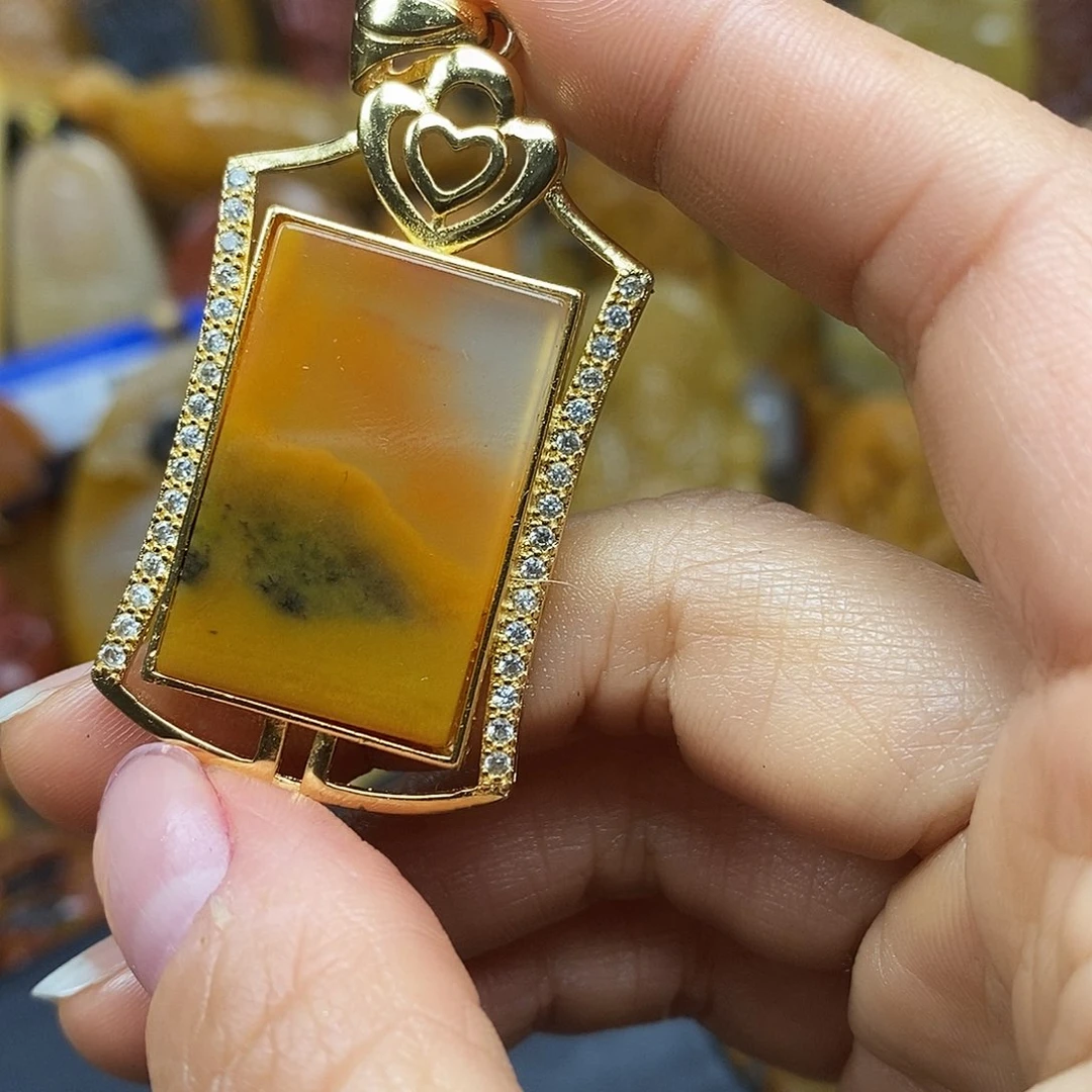 石英质玉（黄龙玉）颈饰未镶嵌