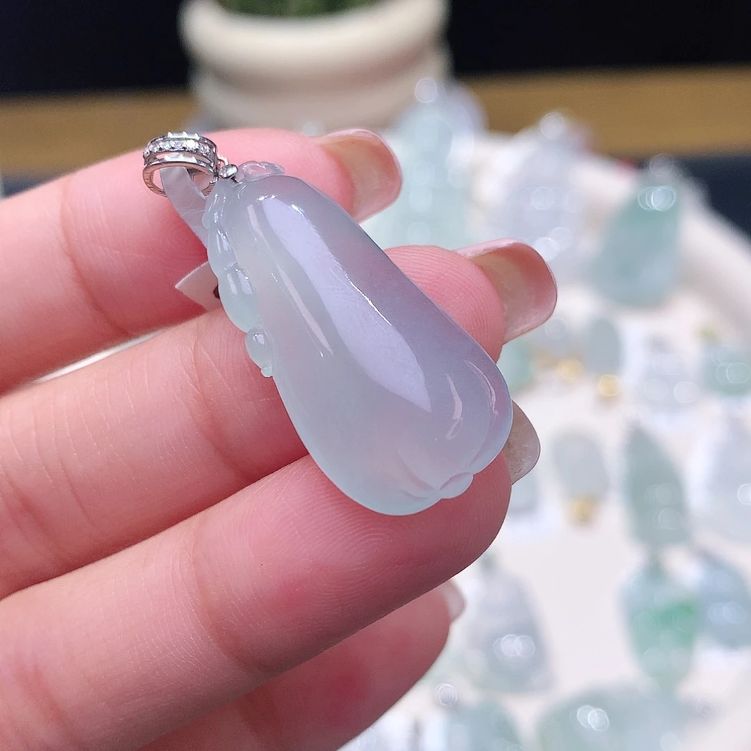 颈饰18K金镶嵌翡翠瓜