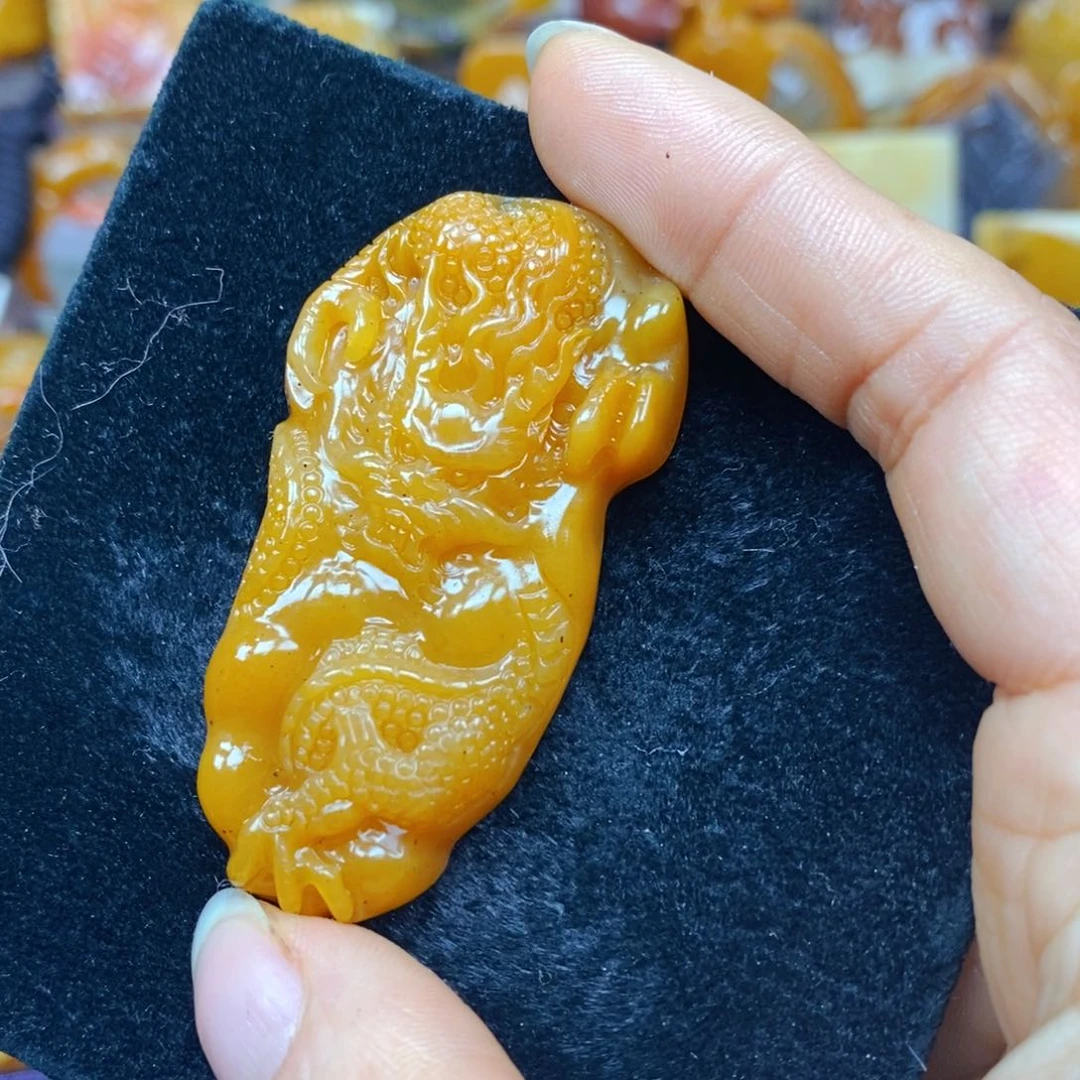 未镶嵌石英质玉（黄龙玉）颈饰
