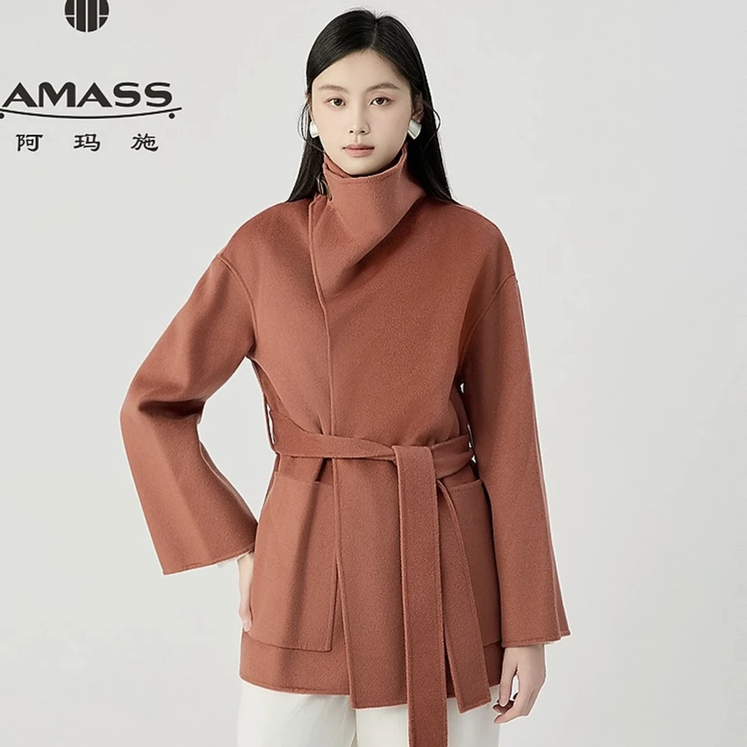 阿玛施AMASS 女装新款时髦复古立领腰带收腰短款无扣大衣540033