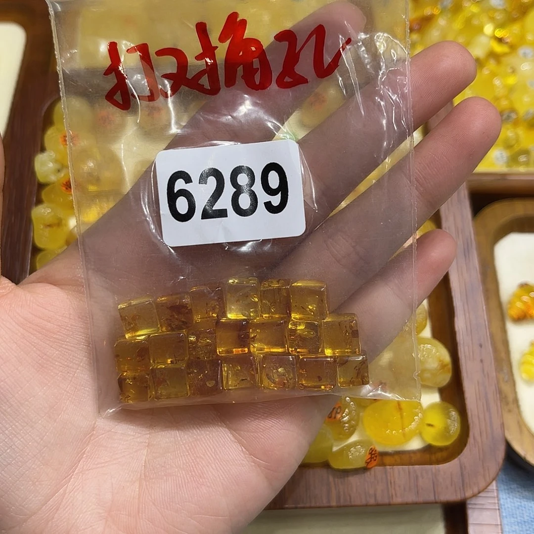 无***婆琥珀未镶嵌珠宝奇石