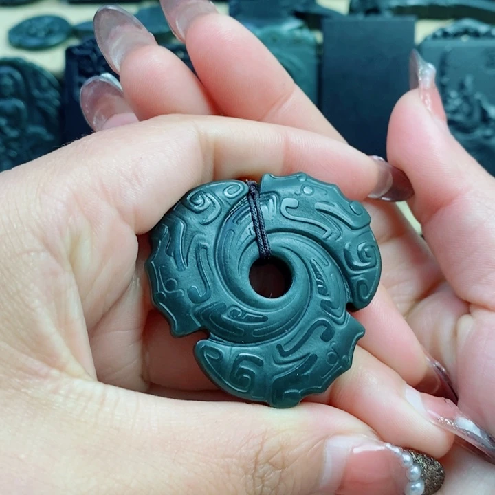 和田玉（青玉）颈饰未镶嵌双面雕刻