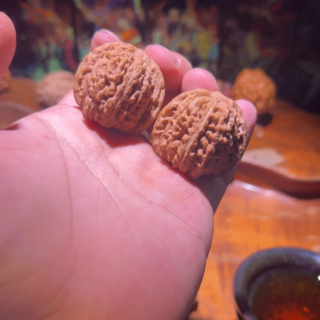 В***В吊坠文玩核桃37全品四座楼，尖部有一个磕了