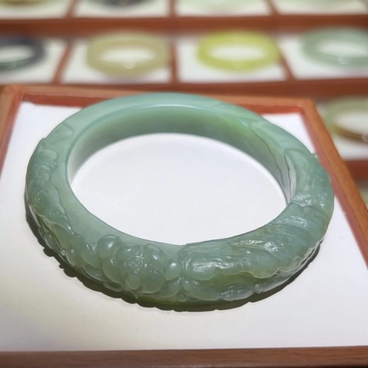 和田玉未镶嵌手镯粉青雕花